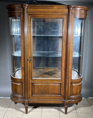 une photo d'une vitrine en bois avec des portes vitrées