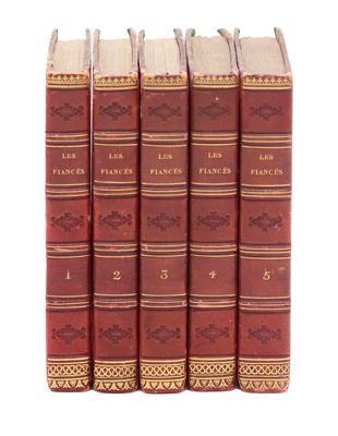 un ensemble de cinq livres rouges superposés