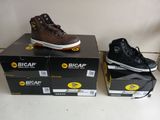 deux paires de chaussures posées sur des cartons