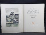 un livre ouvert sur lequel figure l'image d'un bâtiment