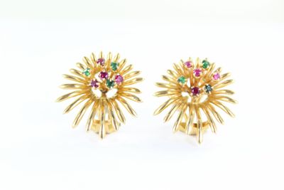 paire de boucles d'oreilles dorées ornées de pierres multicolores
