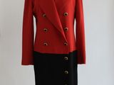 veste et jupe rouges et noires sur un mannequin, mannequin, mannequin, mannequin, mannequin, mannequin, mannequin, mannequin