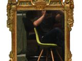 une photo d'un homme assis sur une chaise devant un miroir