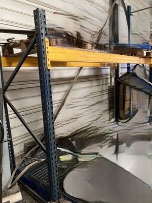 un lavabo au milieu d'une pièce, avec des étagères au mur