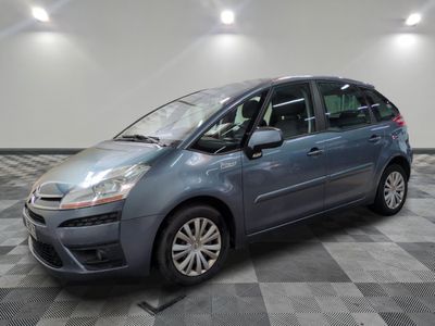 Une Citroën de 2012 dans un showroom au sol en damier