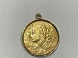 gros plan d'une pièce de monnaie sur une surface blanche