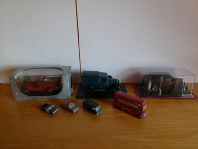beaucoup de petites voitures et une télévision posée sur une table