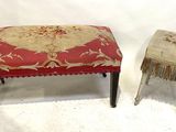 deux petits tabourets et une petite table sur fond blanc