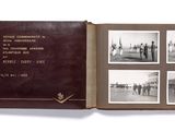un livre contenant des photos de gens marchant dans la rue