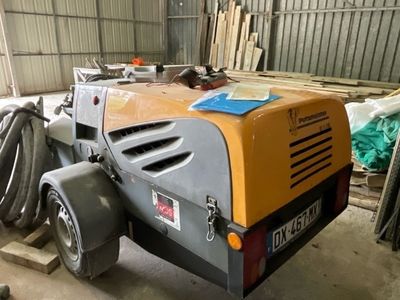une petite machine qui se trouve dans un garage