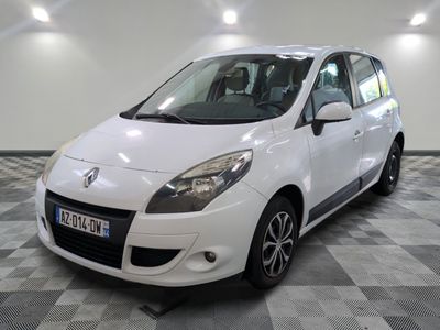 la photo d'une voiture blanche garée dans un garage