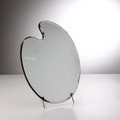 un miroir posé sur une table blanche
