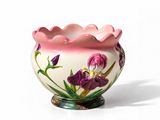 un vase blanc orné de fleurs violettes peintes dessus