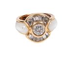 un gros plan d'une bague en diamant et en or sur fond blanc