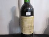 une bouteille de vin posée sur une table