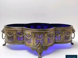 un saladier en verre bleu posé sur une table