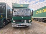 deux camions garés l'un à côté de l'autre sur le bord de la route