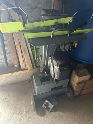 deux skis posés sur un chariot dans un garage