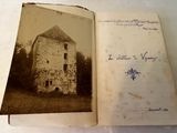 un vieux livre dans lequel figure l'image d'un bâtiment
