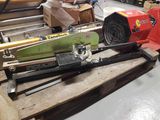 de nombreux outils qui sont posés sur une palette dans un entrepôt