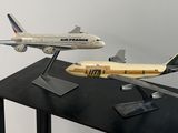 deux maquettes d'avions exposées sur une table noire