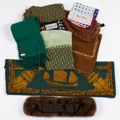 plusieurs types de foulards différents disposés sur une table