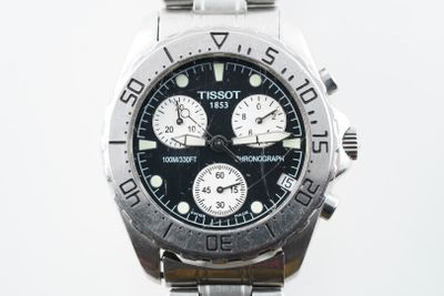 gros plan d'une montre sur une surface blanche