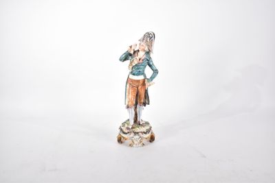 figurine d'une femme tenant un bébé dans ses bras