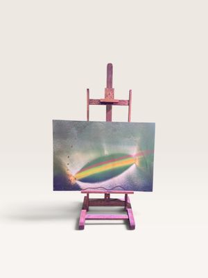 un petit chevalet sur lequel est accrochée une peinture représentant un arc-en-ciel