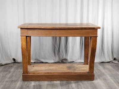 l'image d'une table en bois surmontée d'une étagère