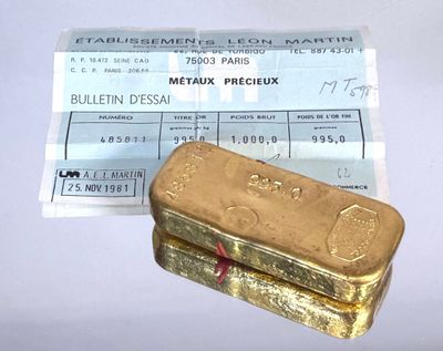 un lingot d'or posé à côté d'un ticket de caisse sur une table