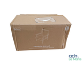 boîte en carton sur laquelle figure l'image d'un chat assis sur une chaise à l'intérieur