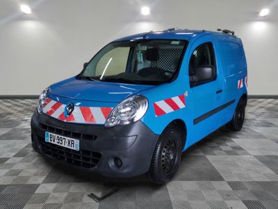 une camionnette bleue avec une bande rouge et blanche