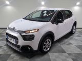 la citrole blanche est garee sur un carrelage en damier