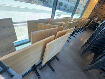 de nombreuses chaises disposées devant une fenêtre