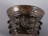 un vase en argent orné d'un motif