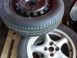 les pneus et les jantes sont empilés sur des palettes dans un garage
