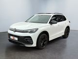 un SUV Volkswagen blanc garé dans une pièce au sol noir