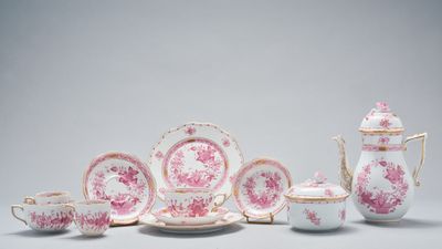une image représentant un ensemble d'assiettes et de tasses roses et blanches