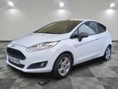 une Ford Fiesta blanche garée sur un sol à damier