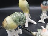 quatre figurines d'oiseaux empilées les unes sur les autres