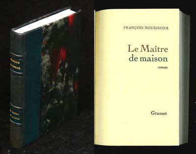 deux livres posés l'un à côté de l'autre sur une surface noire