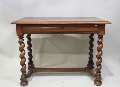 une vieille table en bois surmontée d'un tiroir