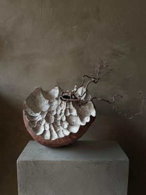 un vase posé sur un bloc