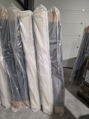 une grande pile de matelas entreposée dans un entrepôt