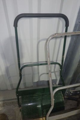 une chaise verte placée près d'un mur blanc