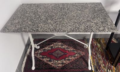 Table bistrot à plateau rectangulaire en granit pied fonte (…