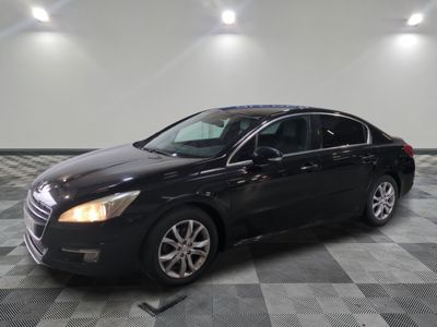 la voiture noire est garée dans le garage sur le sol en damier