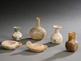 de nombreux vases différents posés sur une table