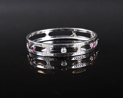 deux bagues en argent ornées de pierres roses et blanches sur un fond noir